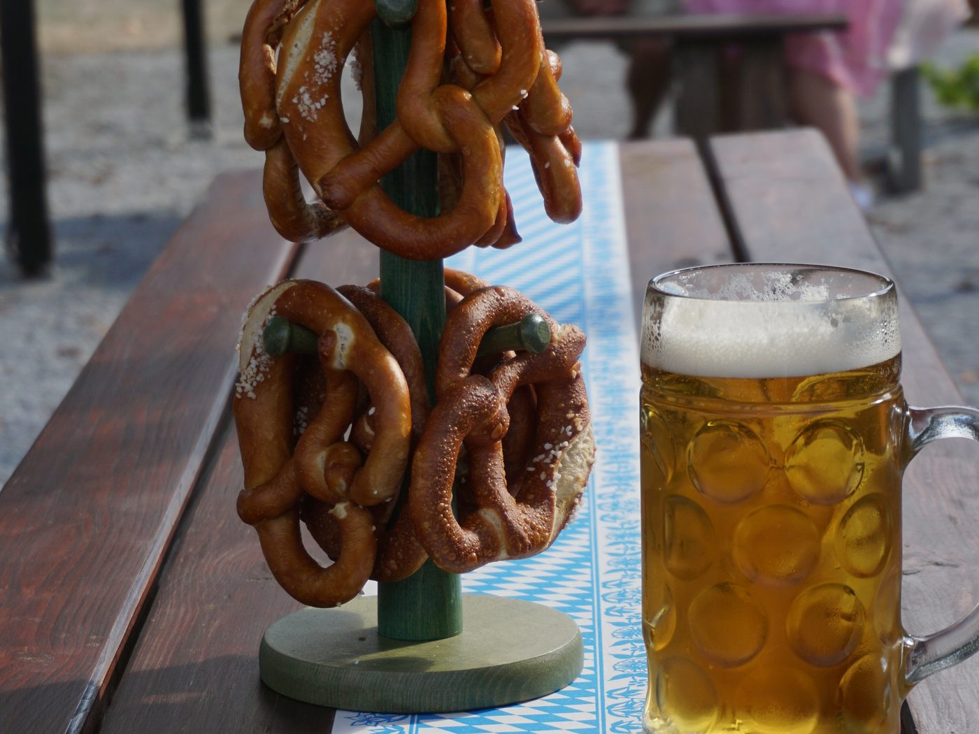 Brotzeit mit Brezn und einer Maß auf dem Biergartentisch