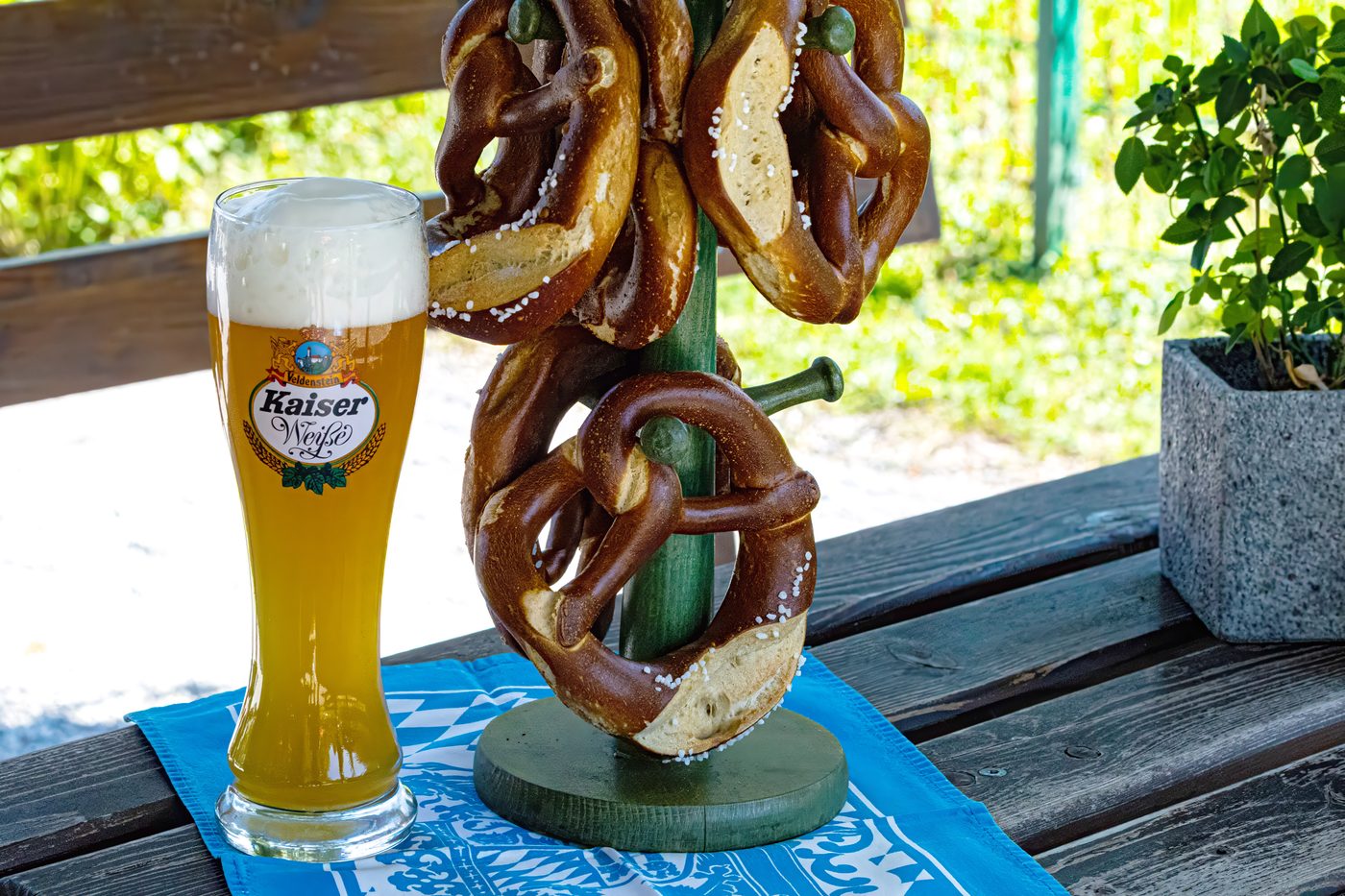 Weißbier und Brezn auf dem Biergartentisch