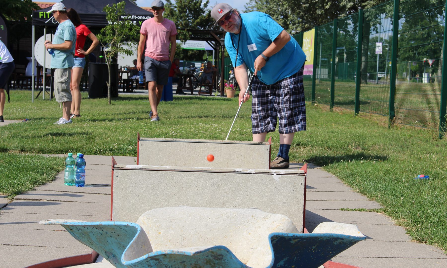 Spieler an der Bahn auf der Minigolfanlage Magdeburg
