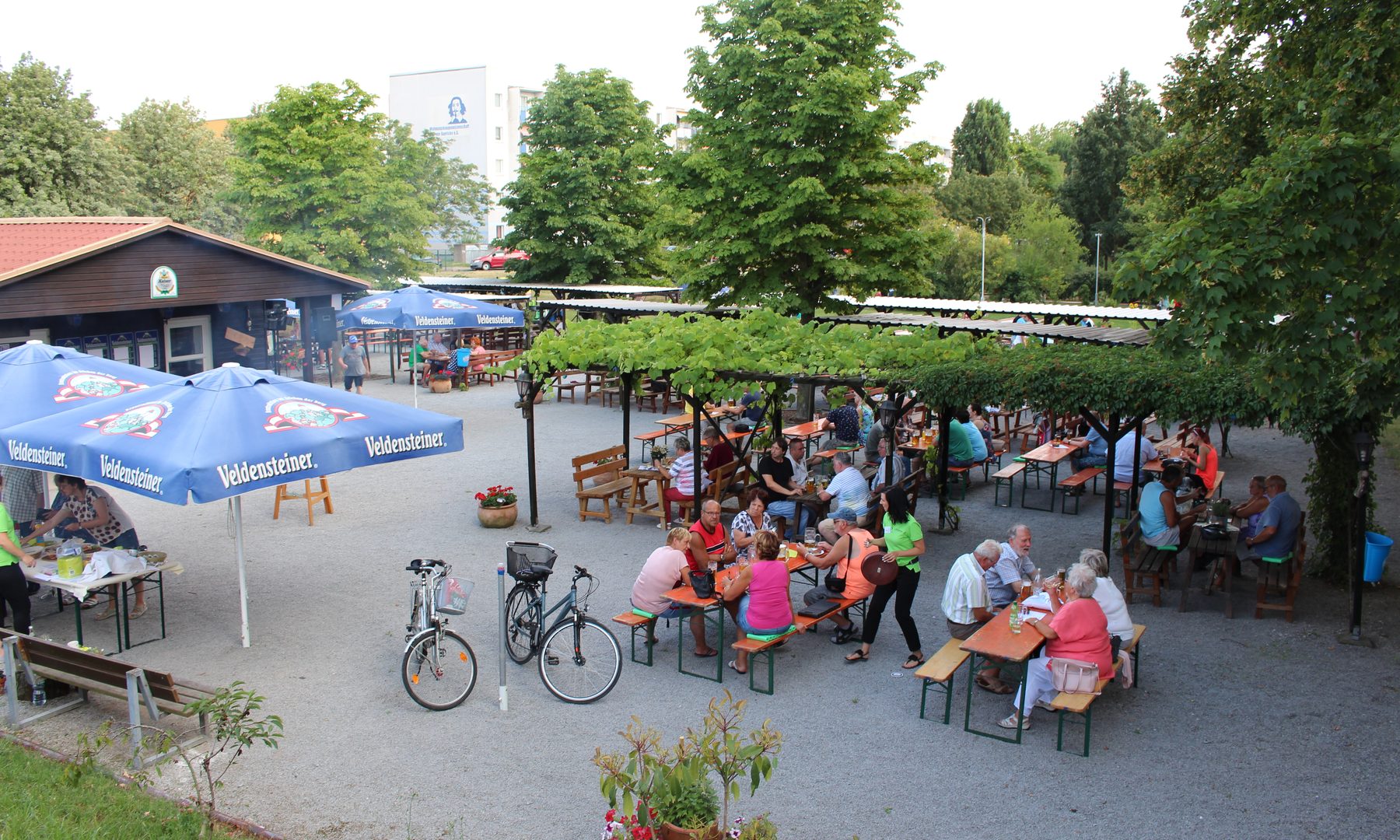 Gut besetzter Biergarten der Minigolfanlage nach dem Turnier