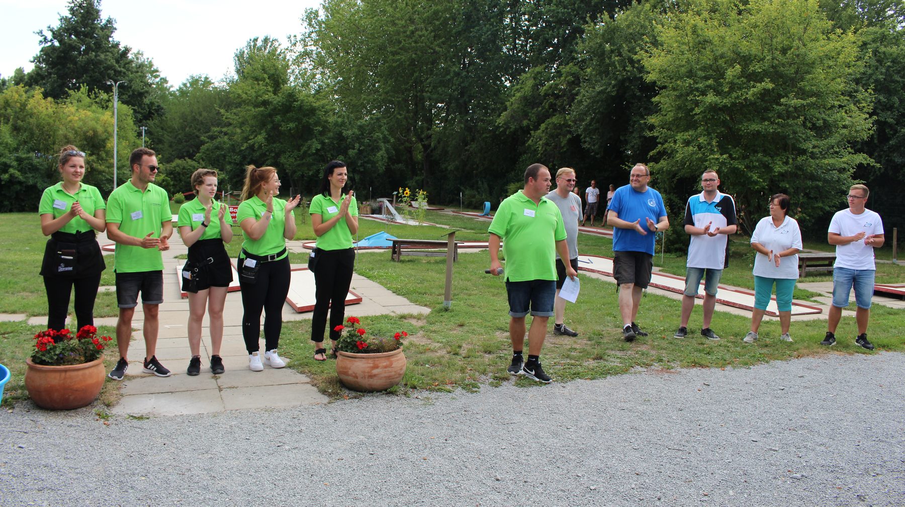 Firmenteam in Trikots beim Minigolfturnier auf der Anlage in Magdeburg