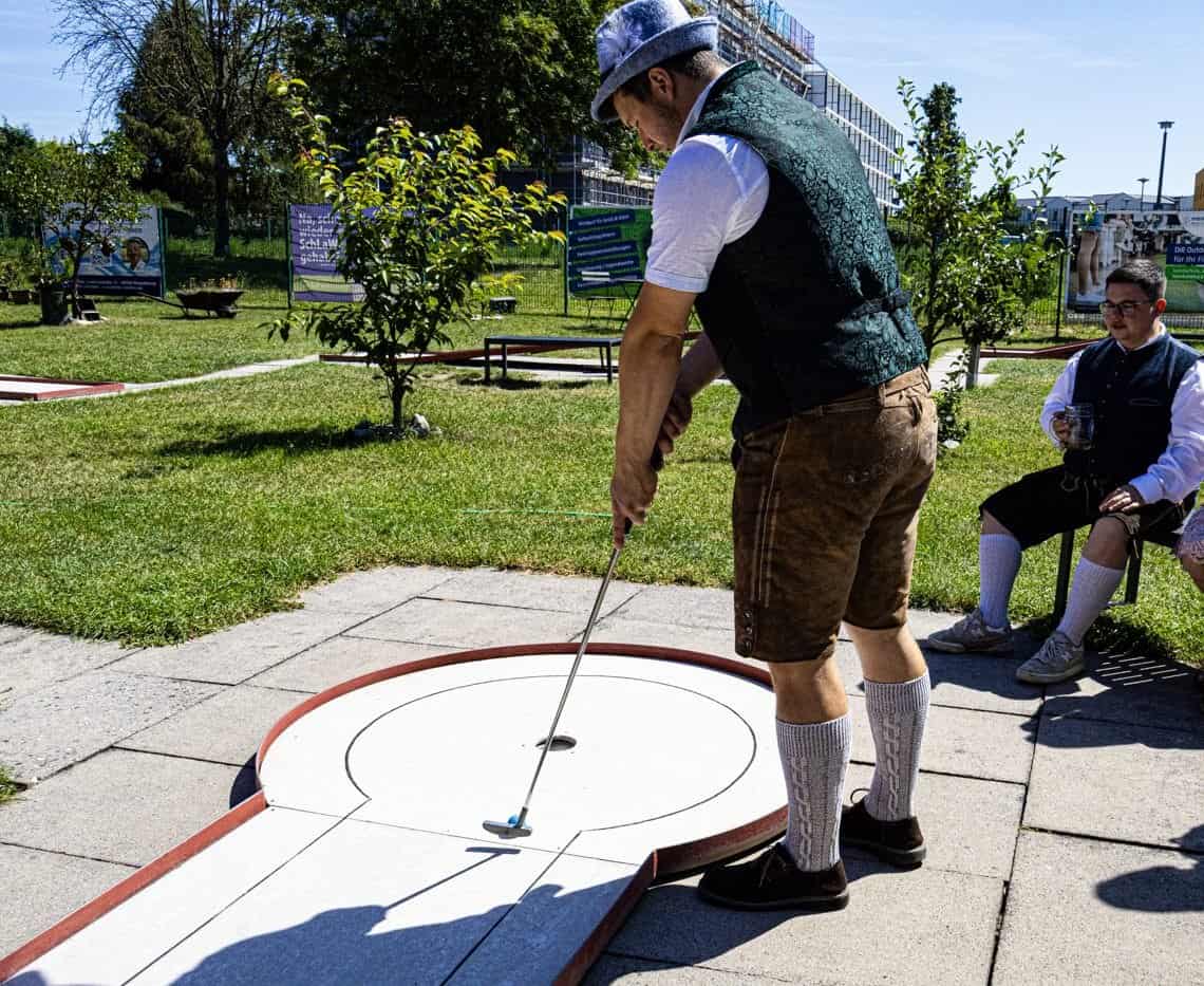 Abschlag auf der Minigolfanlage in Magdeburg