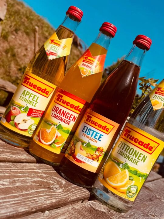 FRUCADE – echte Limonaden-Kultur seit 1952 aus Bayern! 🍎☀️ Bei uns gibt’s die leckeren Frucade-Getränke …