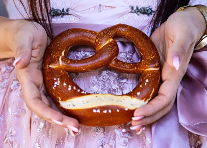 Was darf im Biergarten nicht fehlen? Natürlich eine knusprige, frisch gebackene Brezel!🥨😍 Dazu ein kühles …